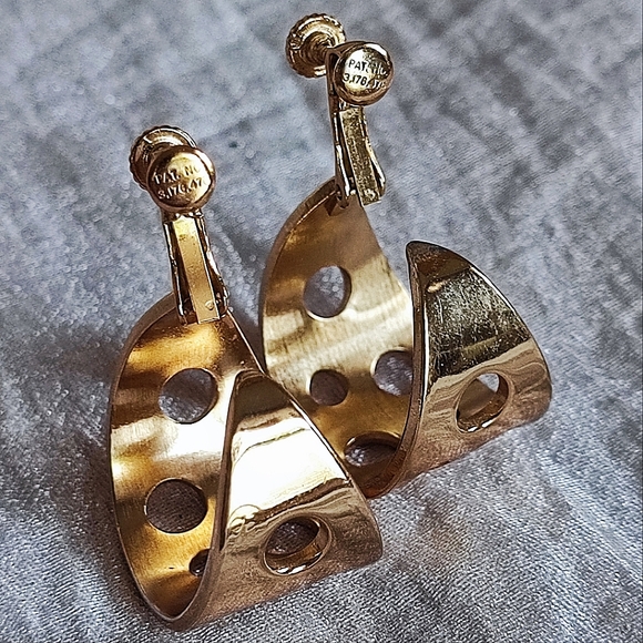 Napier Vintage Signed Comfort Clip Gold Tone Hoop Swiss Cheese Cut Out Earrings - Picture 11 of 14